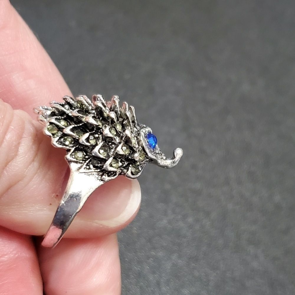 Silver tone hedgehog ring size 8ish blue rhinestone